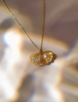 Pearl Shell Pendant Necklace