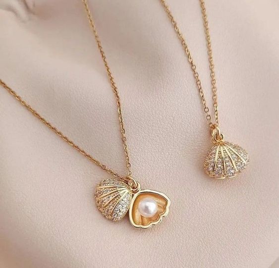 Pearl Shell Pendant Necklace