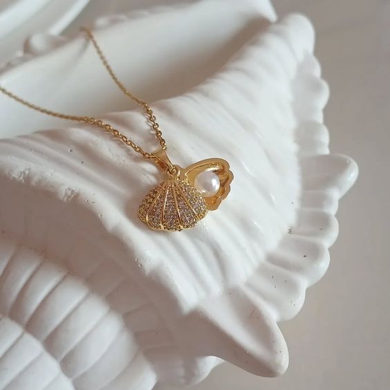 Pearl Shell Pendant Necklace