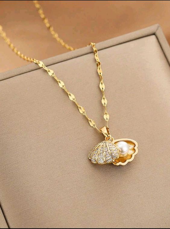 Pearl Shell Pendant Necklace